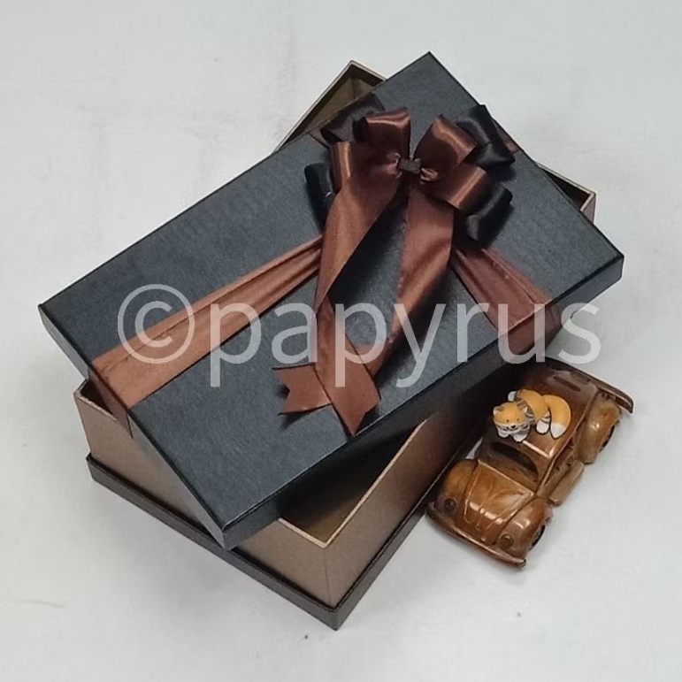

PAPYRUS Sandwich 17,5x27,5 Tinggi 8cm Kotak Kado Gift Box Hardbox Hampers V1
