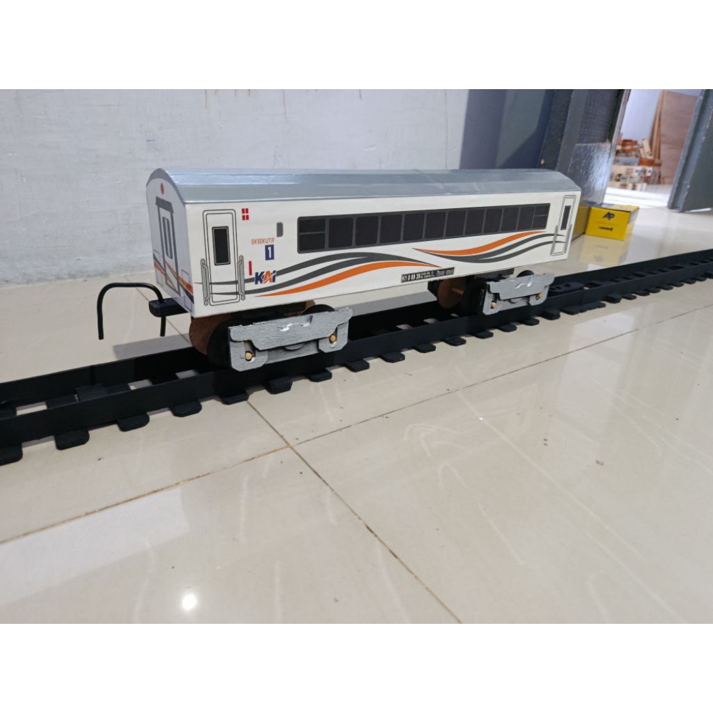 miniatur gerbong  kayu eksekutif k1 untuk lolomotif yg bermesin