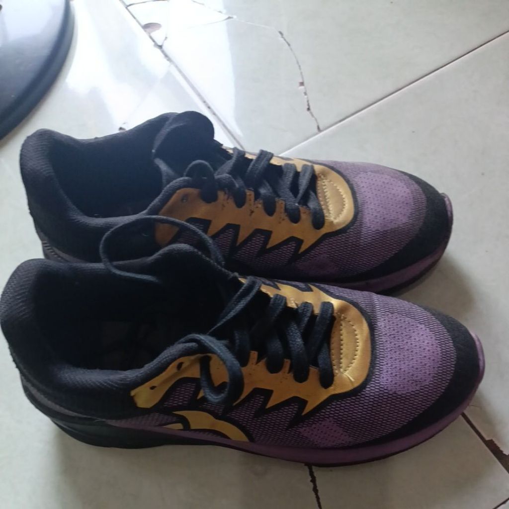 Sepatu Running Ortuseight  Preloved