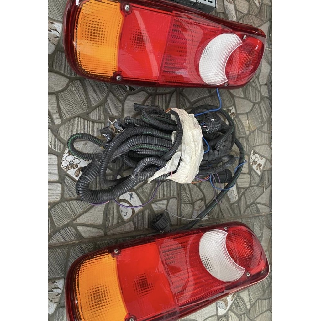 lampu rem UD Quester