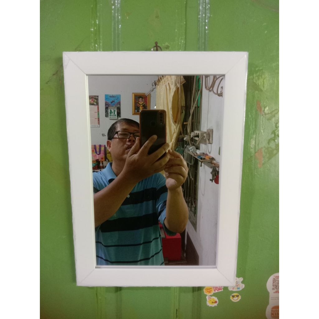 Kaca cermin dinding/ cermin gantung ukuran 25 x 36 cm