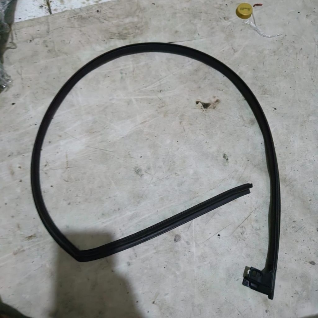 Karet subseal kaca depan kanan honda stream 2002 - 2006 original