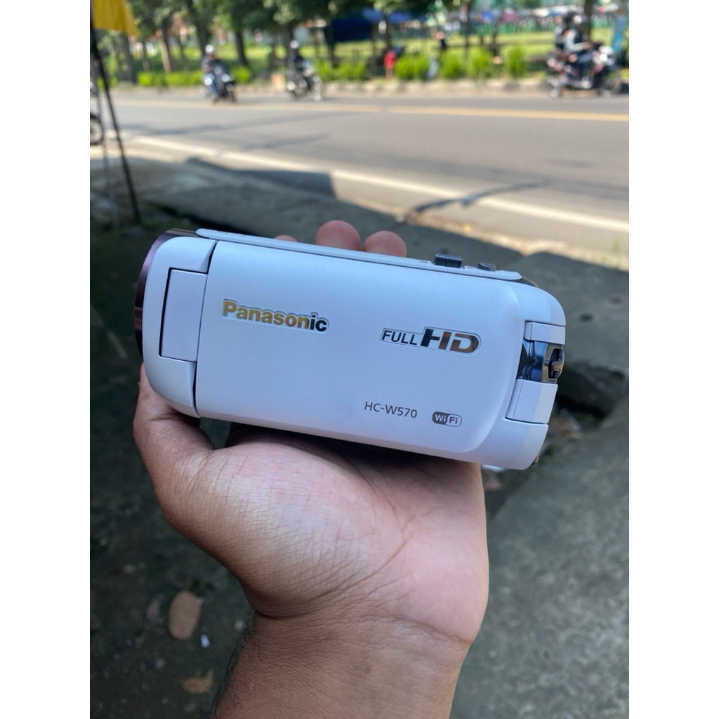 Handycam Panasonic HC-W570 second (baca deskripsi)