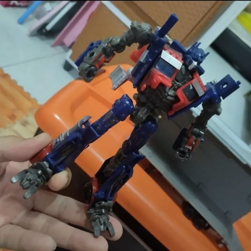 dotm deluxe optimus + trailer transformers hasbro