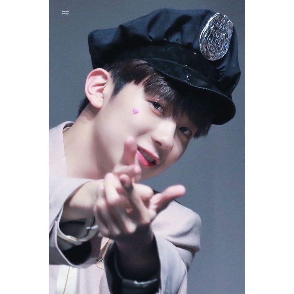 Photo card yechan omega x