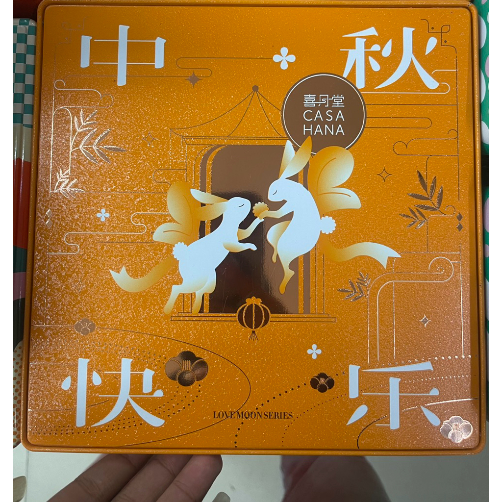 

Kue Bulan Casa Hana Blossom Moon Isi 4 Pcs ( 2 Pure Lotus white - 2 White Lotus White Yolk ) Mooncake Casahana Gift Box