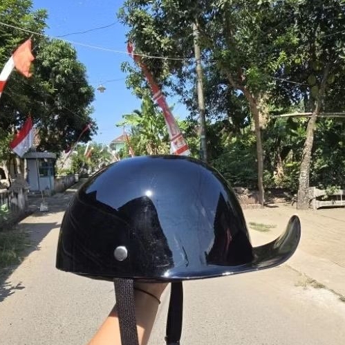 helm snapback , helm topi