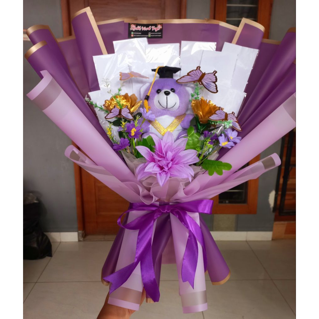 bucket wisuda boneka + LED+ Kupu kupu dan bunga artificial