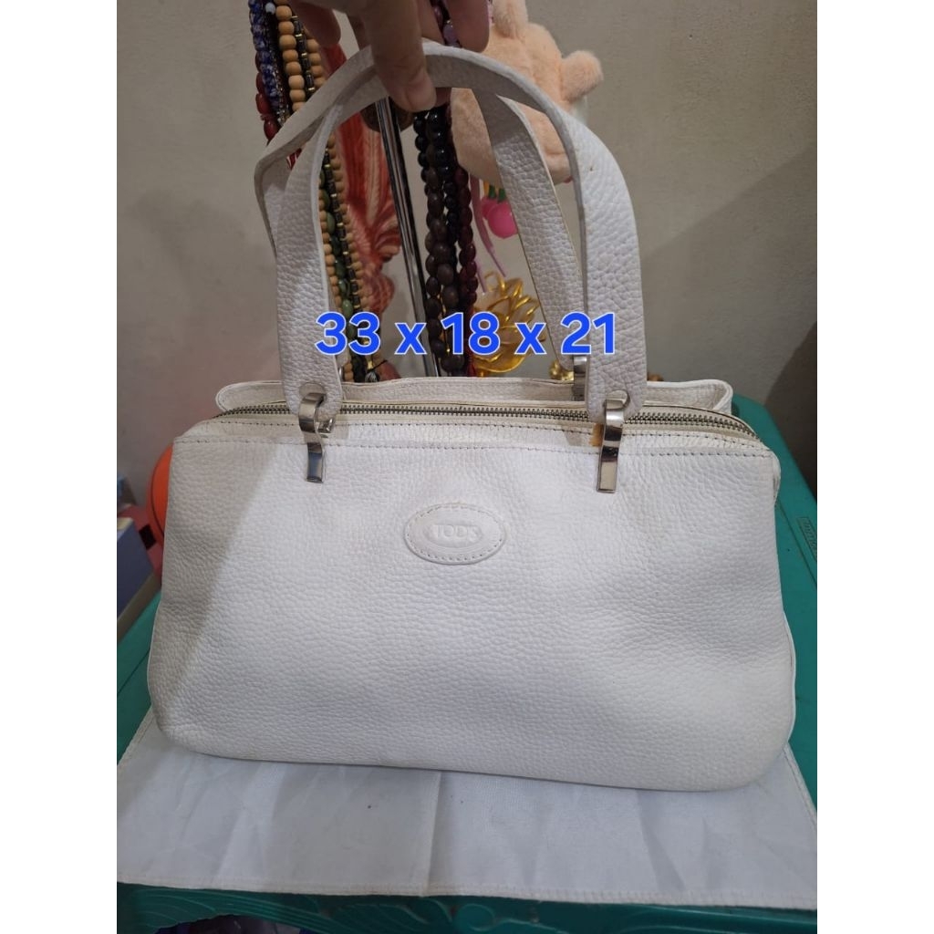 Tas branded tod's uk 33 x 18 x 21 
Warna putih 
Limited edition 
Barang terawat 
Pemakaian pribadi