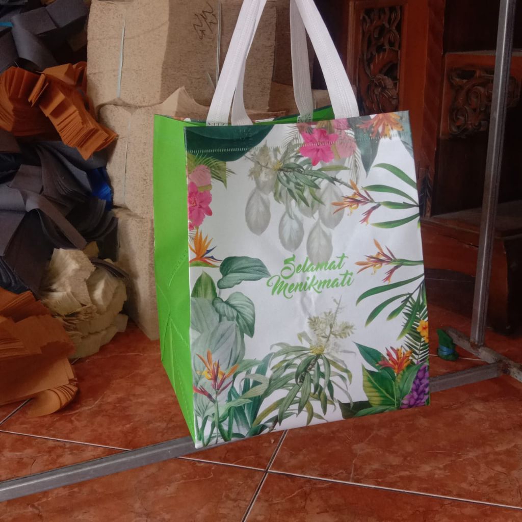 

Tas hajatan laminasi isi 12 pcs ukuran 22 x 22 tinggi 30cm /tas kado/tas souvenir