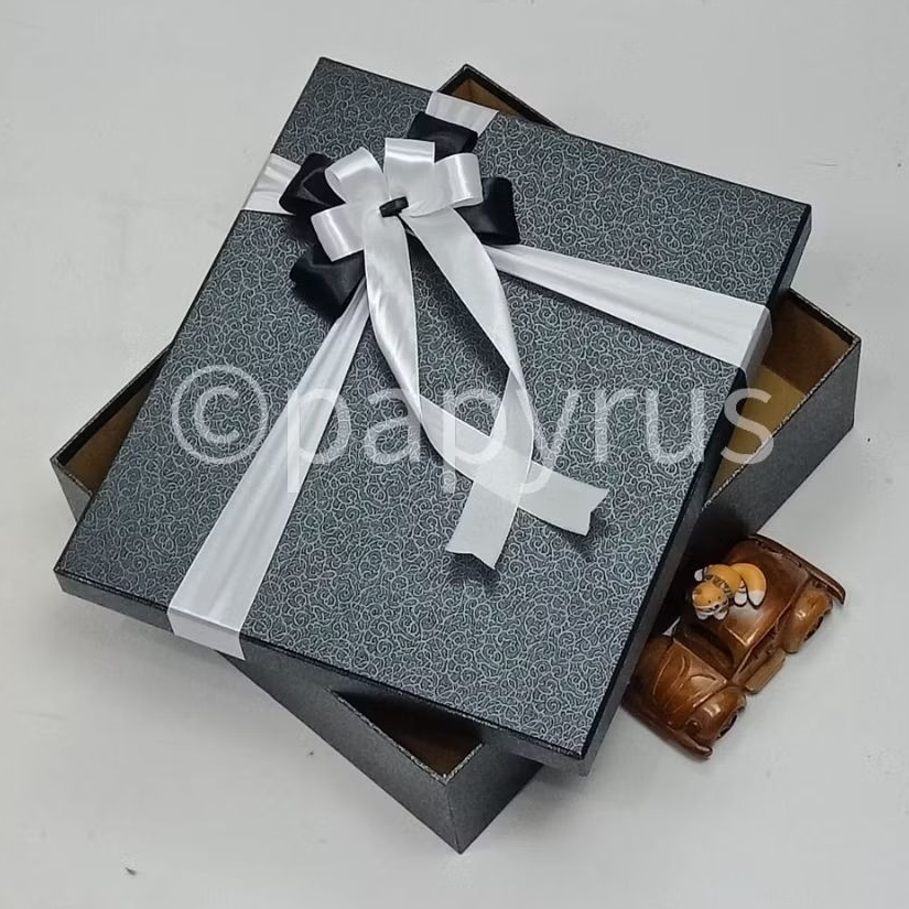 

PAPYRUS 30x35 Tinggi 8cm Kotak Kado Gift Box Hardbox Hampers V1