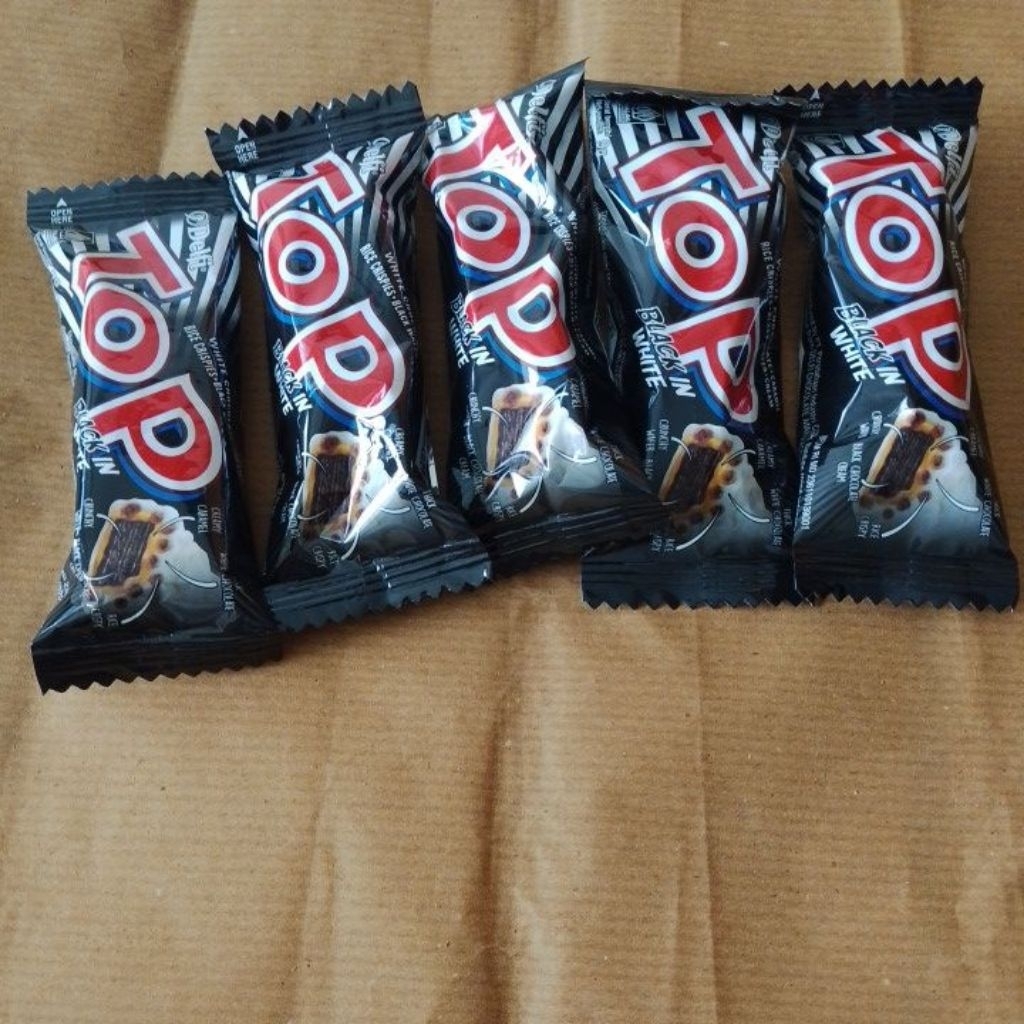 

Delfi chocolate wafer top black in white pck 9 g