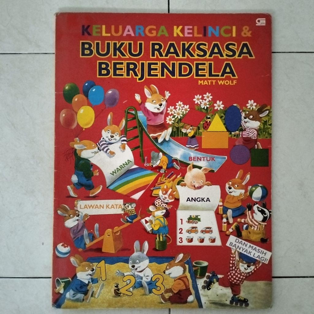 Buku Anak-anak Raksasa Berjendela Keluarga Kelinci - Matt Wolf