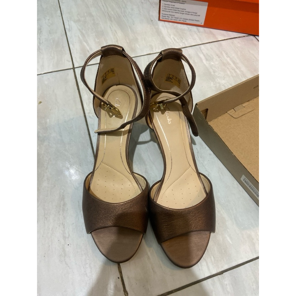 preloved heels Clarks minus