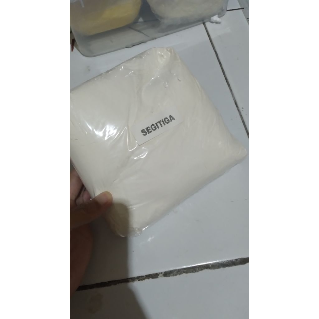 

TEPUNG TERIGU SEGITIGA REPACK 1KG UNTUK KUE GORENGAN