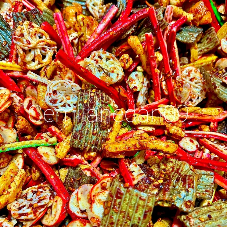 

KERUPUK SEBLAK MIX 500GRM/CAMPUR PEDAS DAUN JERUK BUMBU CHILI OIL RENYAH GURIH