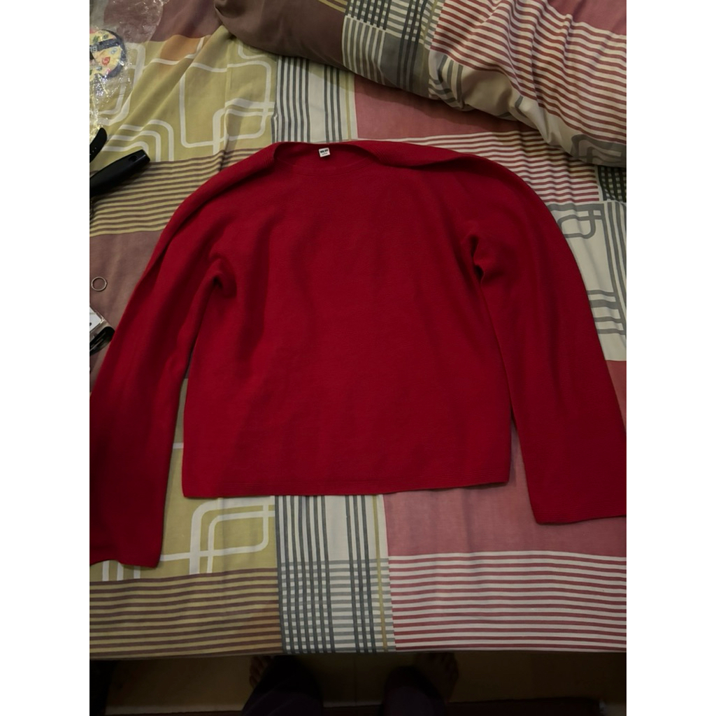 Preloved Uniqlo Sweater Rajut 3D Red