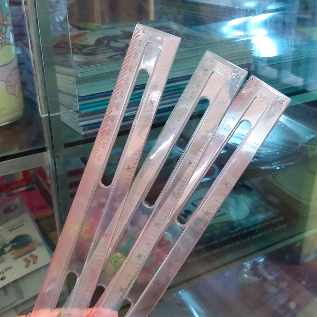 

Penggaris lubang transparan 30cm YAMATA (1 BIJI)