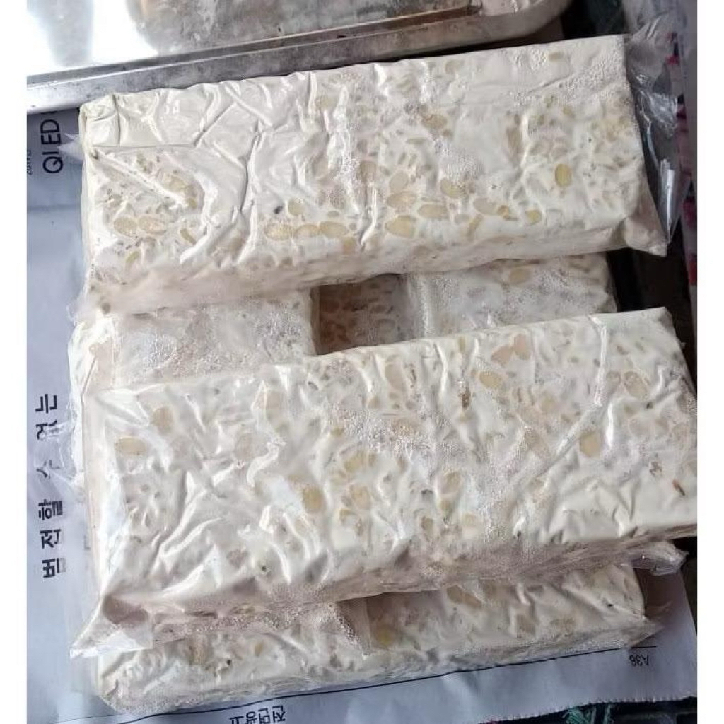 

Tempe ( bungkus plastik/ daun )