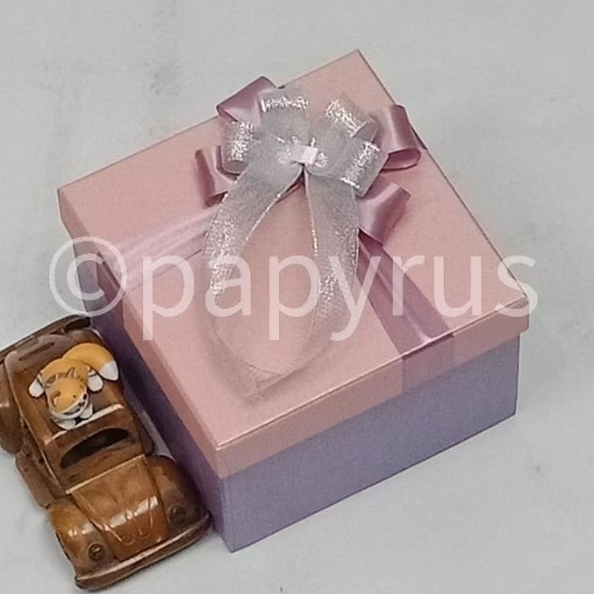 

PAPYRUS Kombinasi 15x15 Tinggi 10cm Kotak Kado Gift Box Hardbox Hampers Hadiah V3