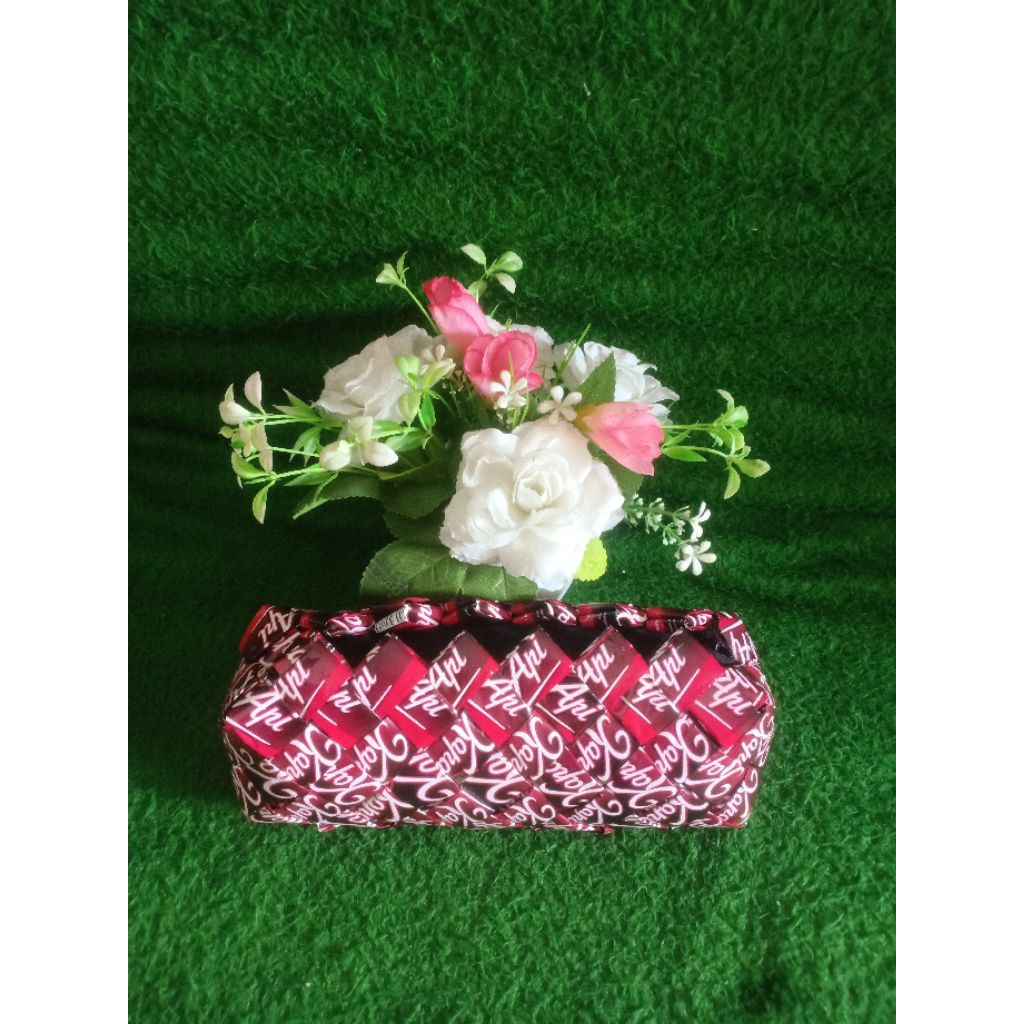 

kerajinan tangan tempat pensil dari bungkus kopi.