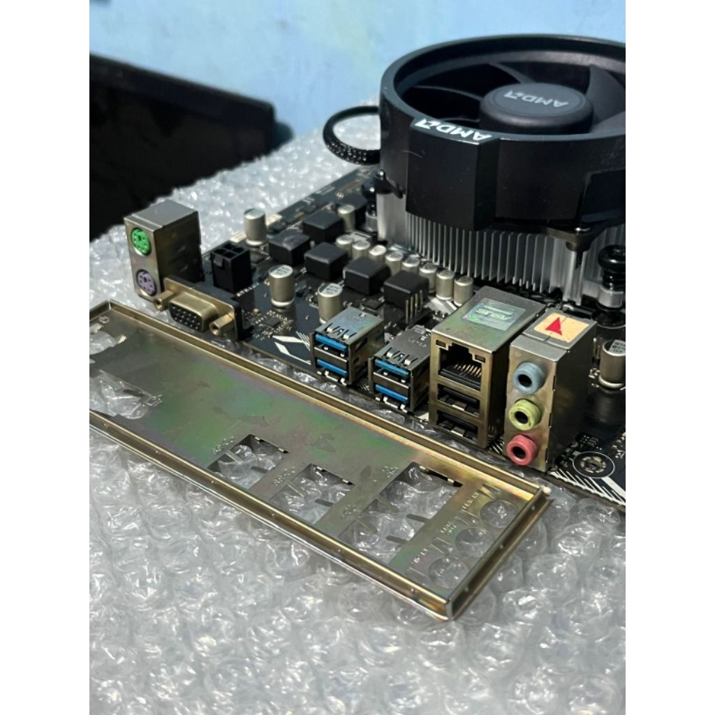 Paketan ryzen 5 1500x mobo a320m ram 16gb ddr4 dan ssd 128gb bekas fan ori