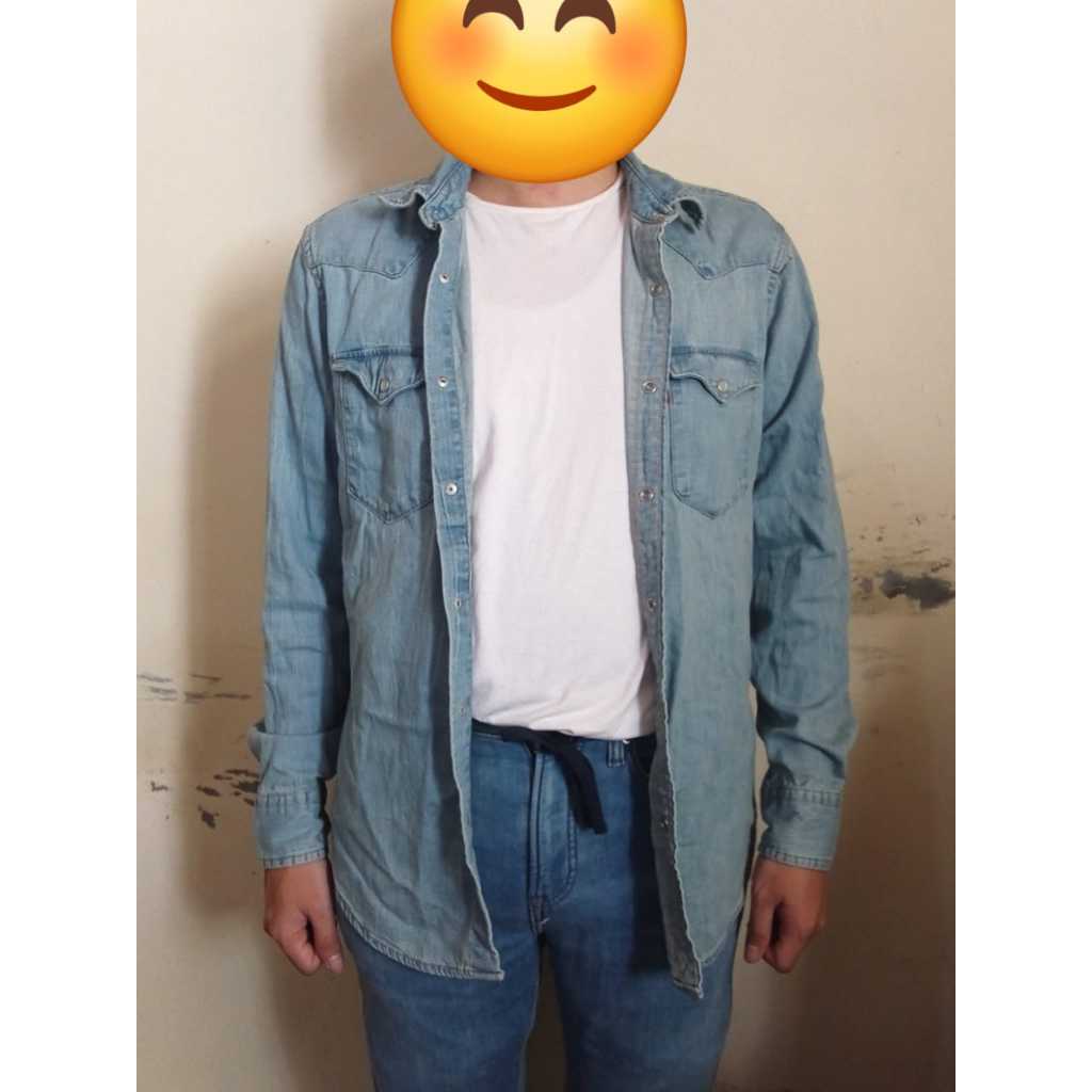 Set Pakaian Denim Jeans Pria Uniqlo. Warna Biru Muda Kemeja Oversize Size M fit to L.