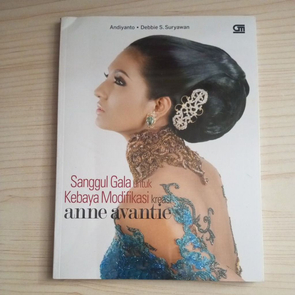 BUKU SANGGUL GALA UNTUK KEBAYA MODIFIKASI KREASI ANNE AVANTIE OLEH ANDIYANTO DAN DEBBIE S SURYAWAN S