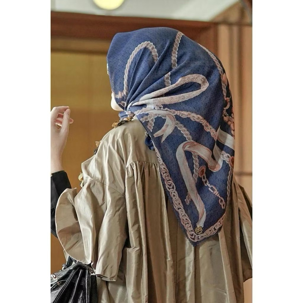 The chain 1 series Buttonscarves