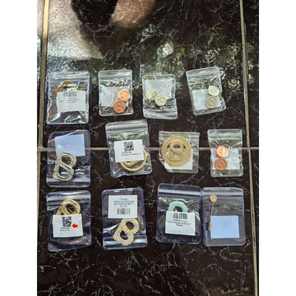 WAREHOUSE SALE 2025‼️ BUTTONSCARVES BROOCH AS IS. BUTTON SCARVES BROS CUCI GUDANG. BS PAYDAY SALE. B