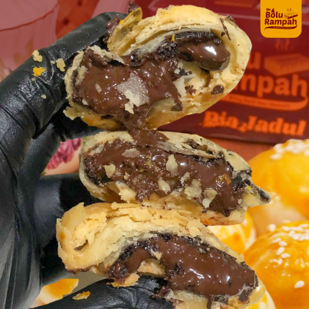 

Pia Jadul The Bolram (1 Box isi 8) / Bakpia Kering Khas Makassar - Pia Coklat & Crispy Kering / Kue Pia Coklat Meleleh / Kue Pia Crispy / Kue Pia Kering / Bakpia Kering / COD SEINDO & READYSTOCK