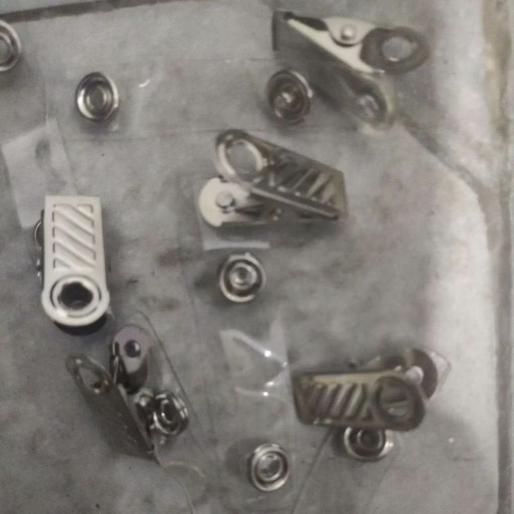 

jepitan garis name tage isi 100 Pc