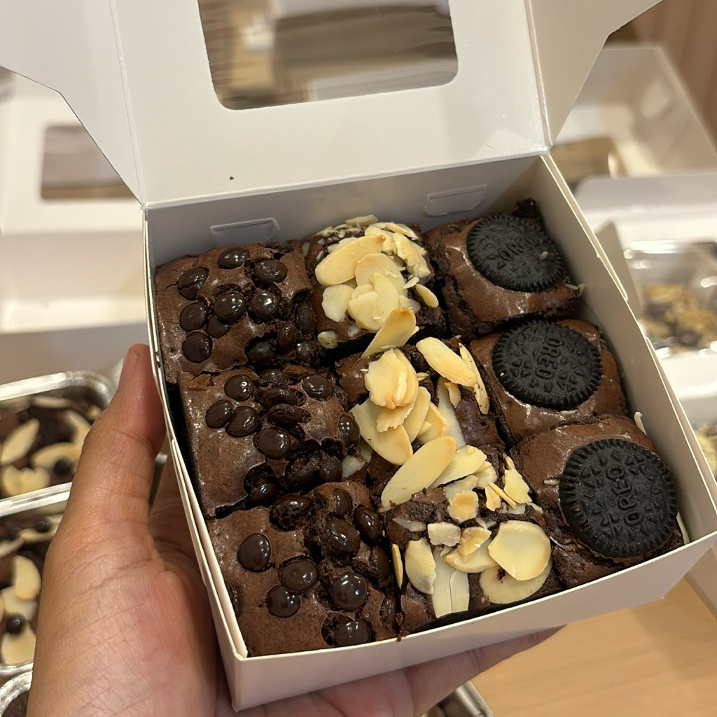 

Fudgy brownies isi 9 bites / ourcakes.sby