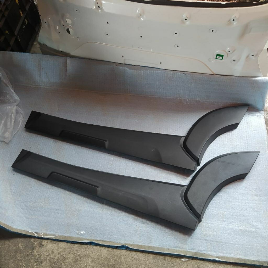 Moulding over fender Xpander Cross bawah pintu belakang original