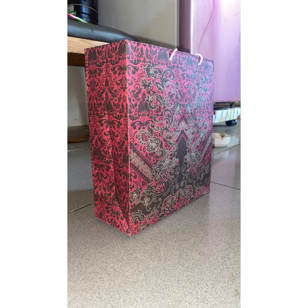 

paper bag batik UK 25x35x8cm(isi 12 pcs/paperbag, shoping bag,tas kertas batik, godibag -paper batik 25x35 cm