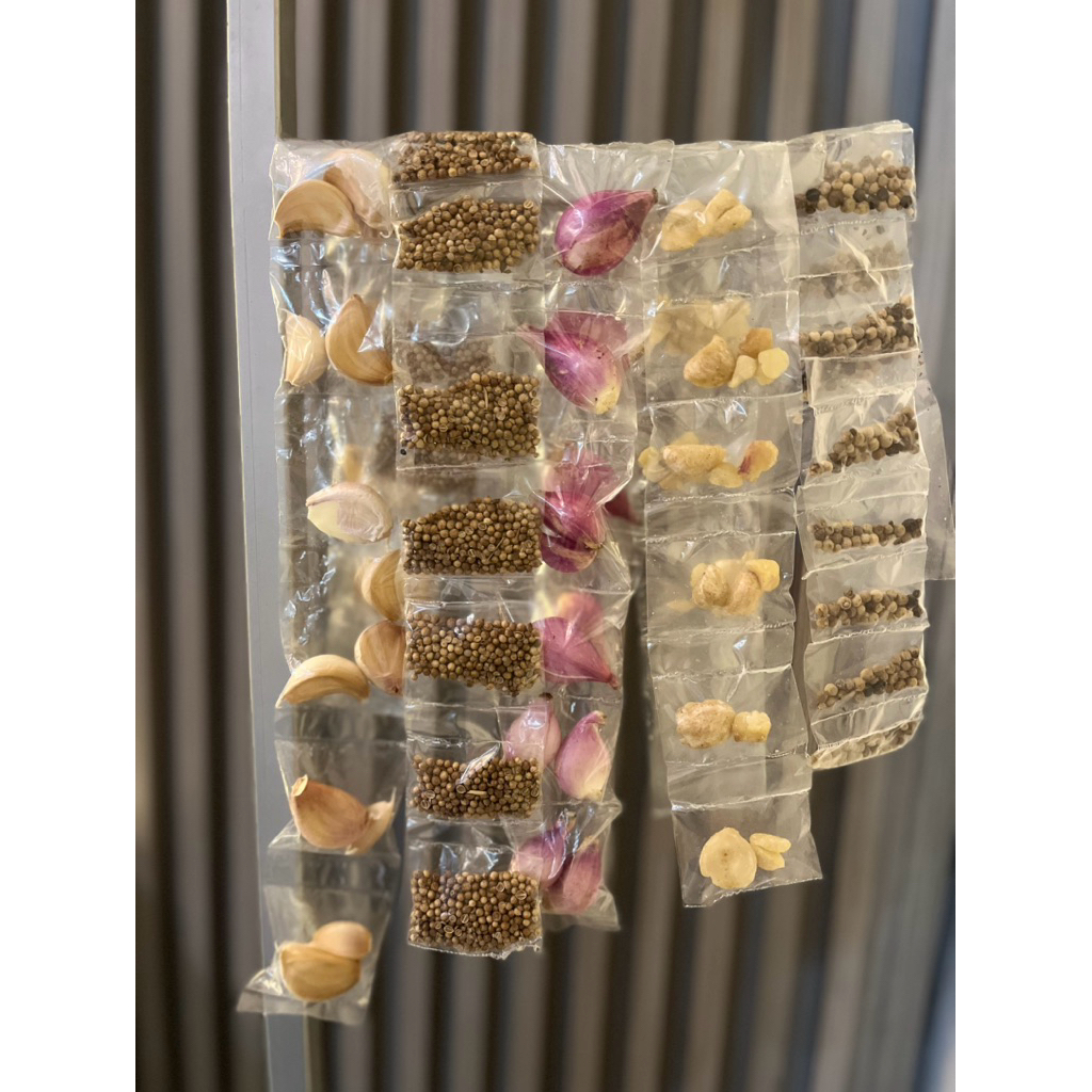 

Bumbu renceng | bawang putih | bawang merah | asem | pedes | ketumbar 1 renceng isi 10