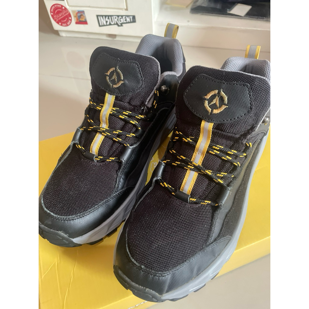 sepatu gunung petualang sembalun low cut preloved sepatu bekas hiking pria cowok