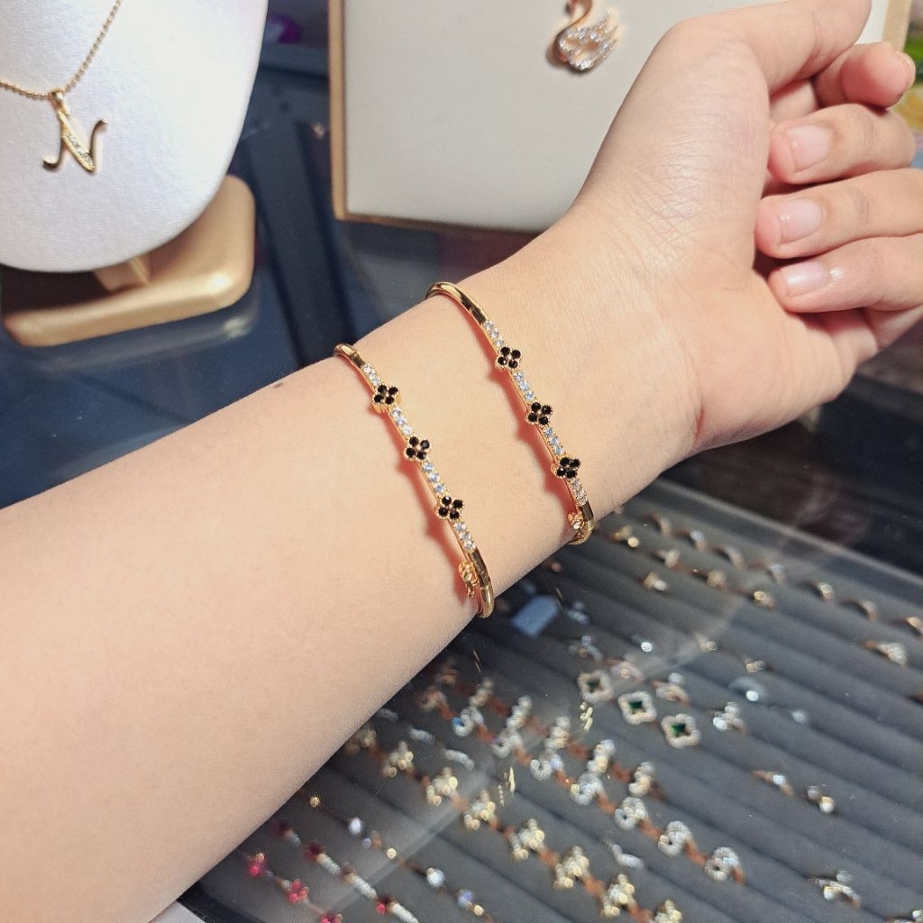 Gelang Bangle Bangkok Clover Hitam Putih Dewasa Pengait Samping Lapis Emas