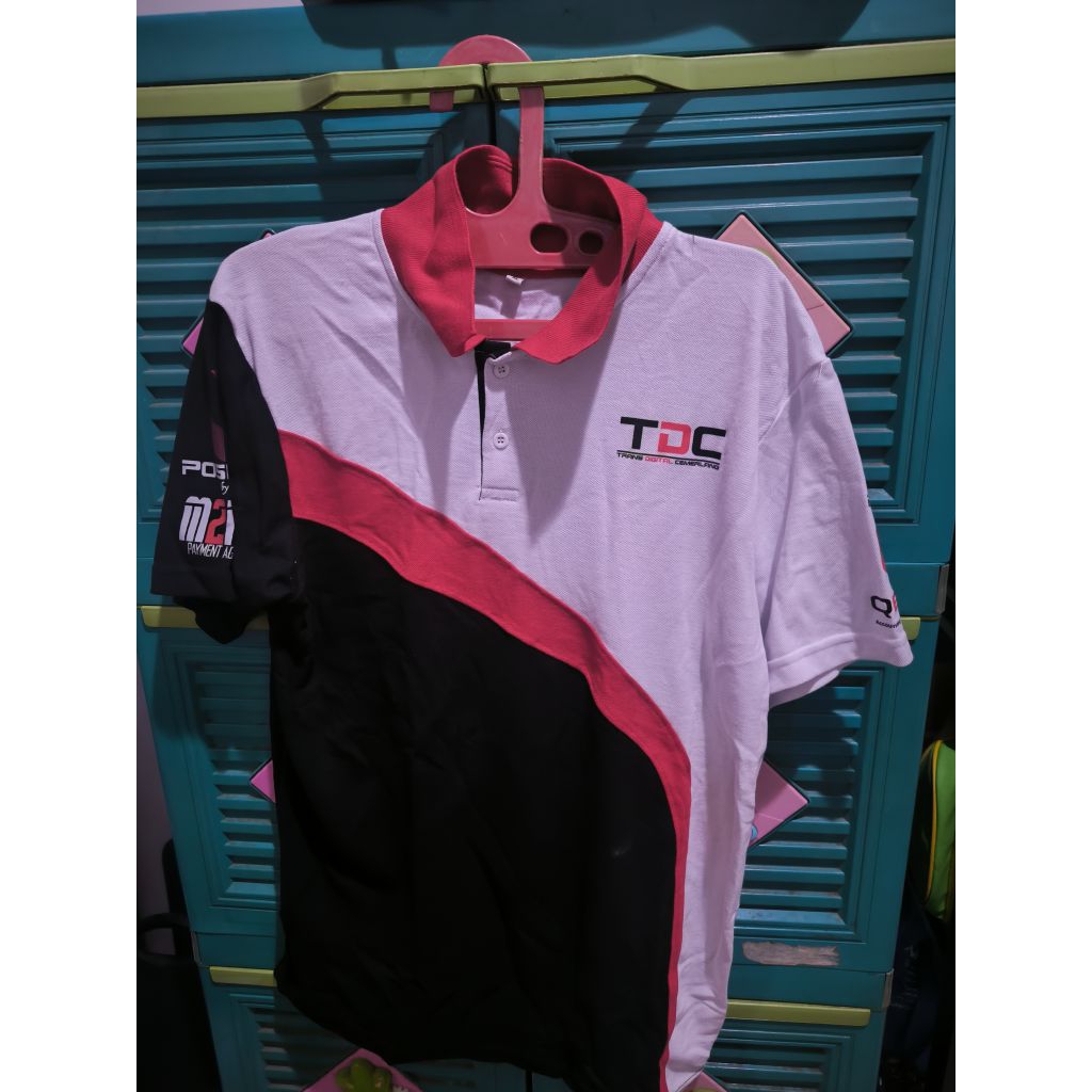 Baju Kerah Ada Logo Brand