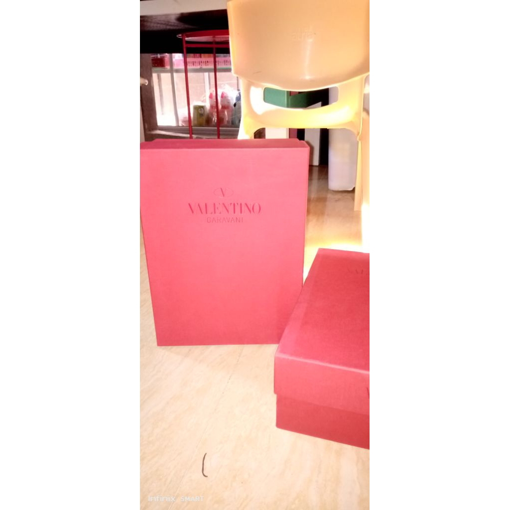 

kardus bekas sepatu Valentino