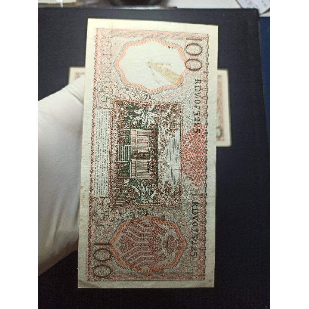 uang kuno 100 rupiah pekerja tahun 1958.