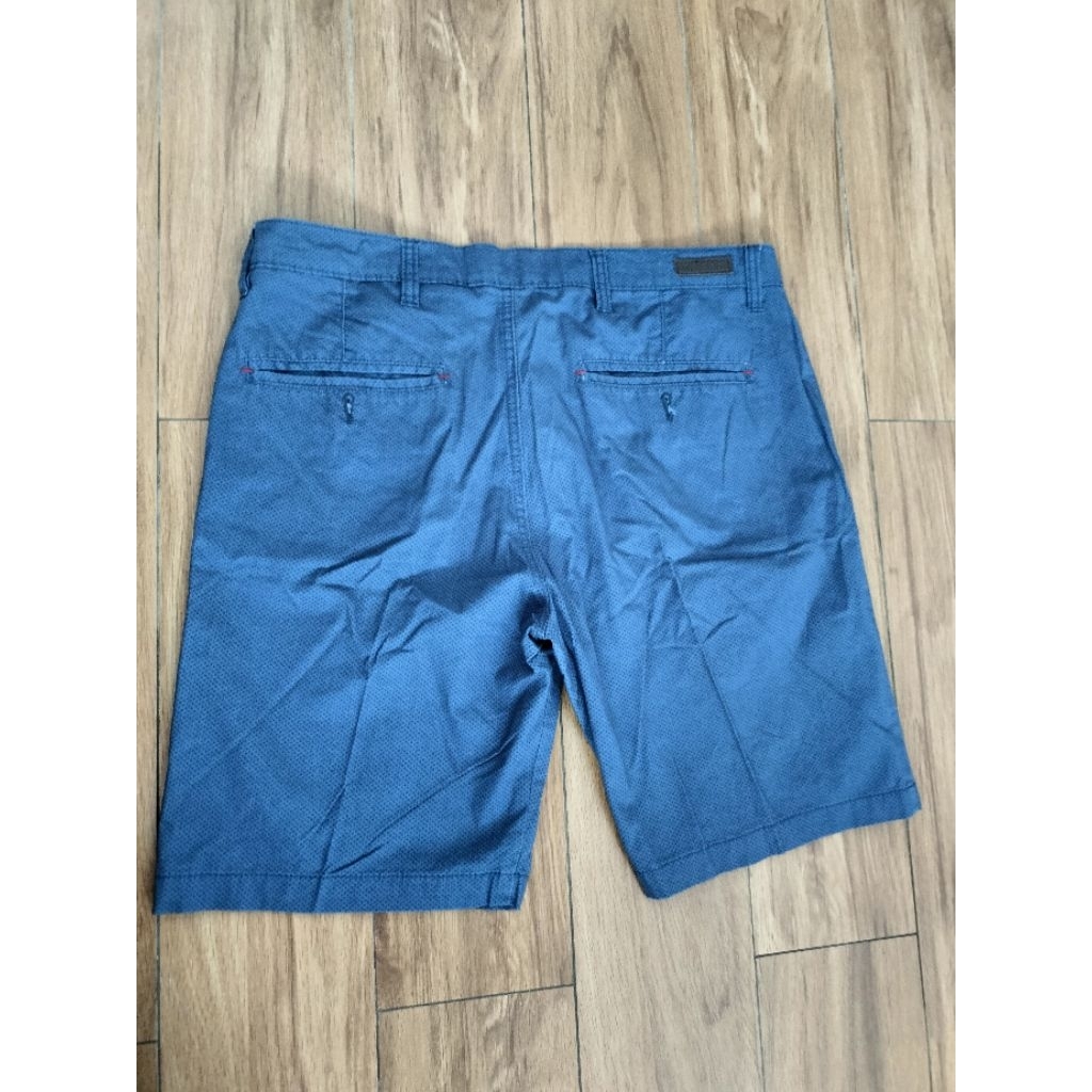 CELANA PENDEK MERK DETAILS