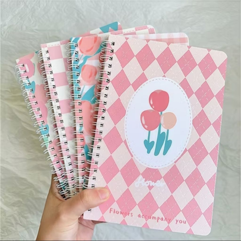 

Notebook A5/A7 Aesthetic | 60/80 Lembar | Desain Lucu Bunga & Love | Spiral Binding – Cocok untuk Sekolah, Catatan Harian, Hadiah