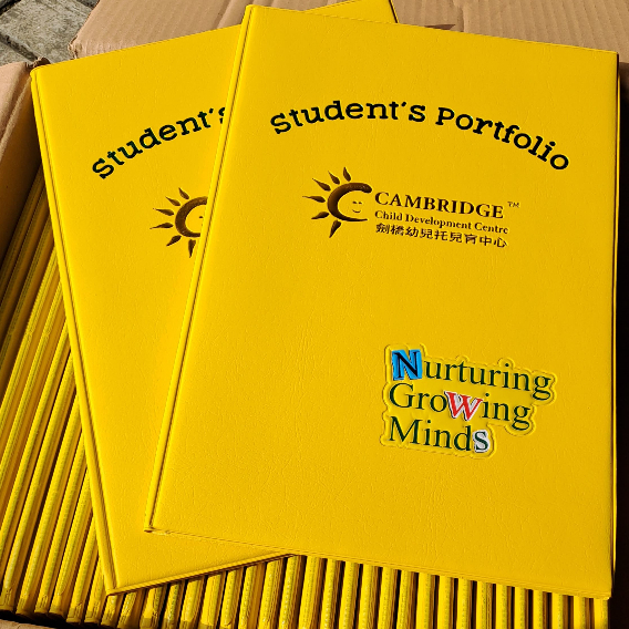 

Map Raport / Ijazah Warna Kuning Hotprint Hijau dan Emas Plus Emboss Stiker Full Warna