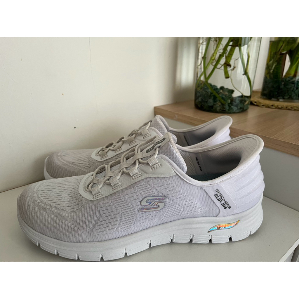 Preloved Skechers Arch Fit Vista-Muse