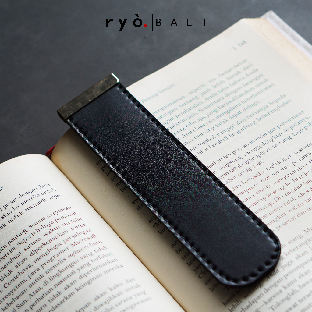 

ryo.bali Leather Bookmark, Pembatas Buku, Markah Buku Kulit Custom - SCOTT Hadiah Untuk Kakak