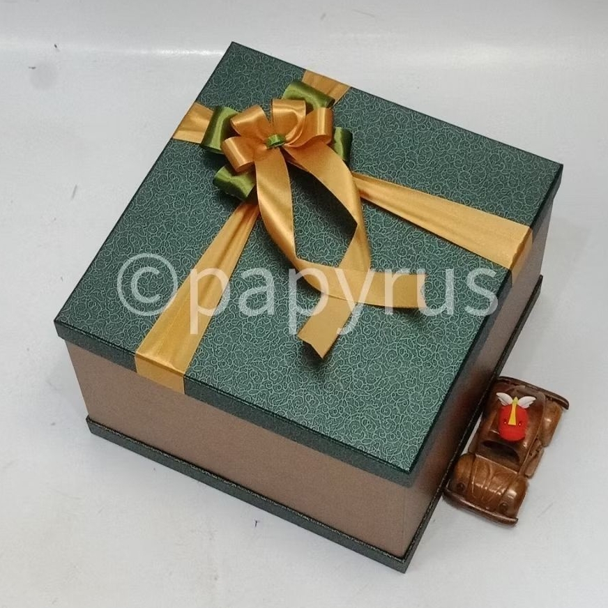 

PAPYRUS Sandwich 30x30 Tinggi 20cm Kotak Kado Gift Box V2
