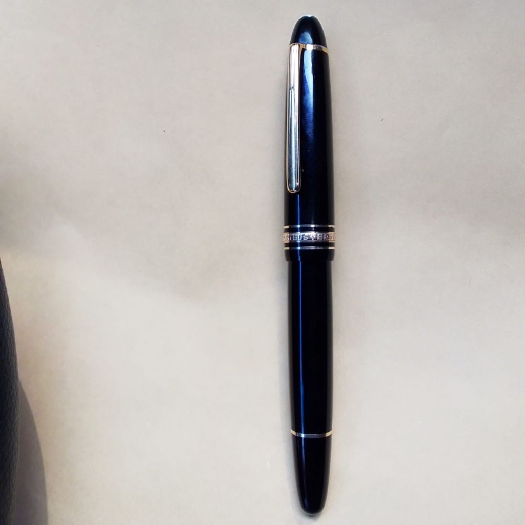 

Montblanc Meisterstück Gold Pen