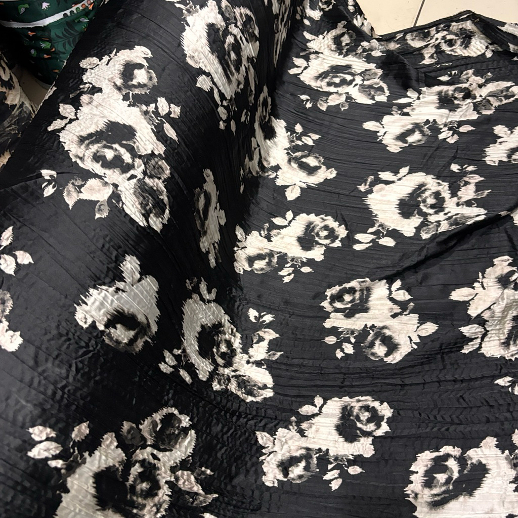 Kain Satin Silk Motif Mawar Hitam Putih - Elegansi Satin Silk Bunga Malam - kain satin Embos silk