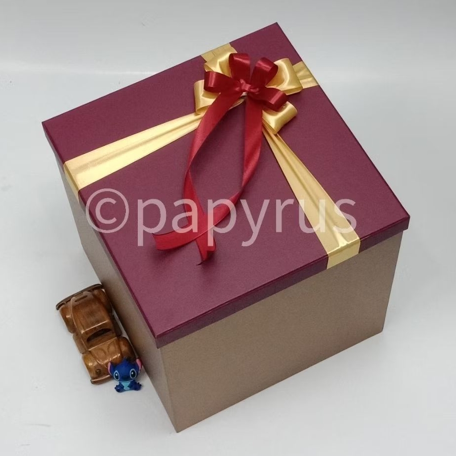 

PAPYRUS Kombinasi 30x30 Tinggi 30cm Kotak Kado Gift Box Hadiah V1